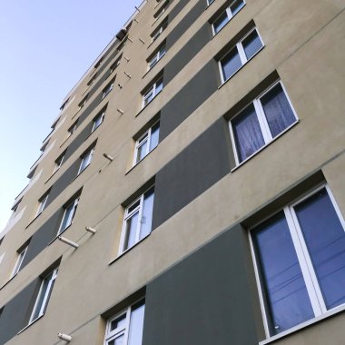 Yeni apartman, gündüz manzaralı. 