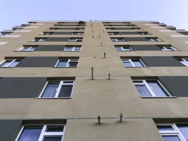 Yeni apartman, gündüz manzaralı. 