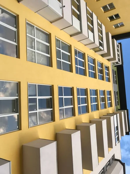 Moderne Mehrfamilienhäuser Sonnigen Tagen Mit Blauem Himmel Fassade Eines Modernen — Stockfoto