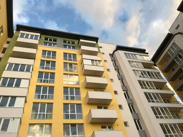 Moderne Appartementengebouwen Zonnige Dag Met Een Blauwe Lucht Voorzijde Van — Stockfoto