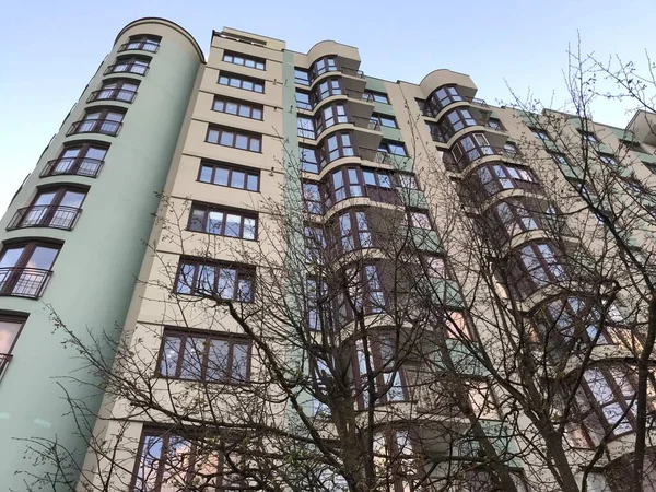 Moderne Mehrfamilienhäuser Sonnigen Tagen Mit Blauem Himmel Fassade Eines Modernen — Stockfoto