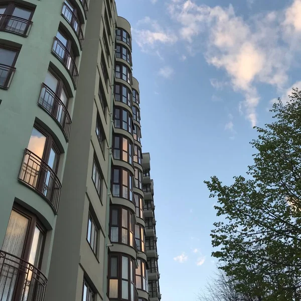 Güneşli Bir Günde Mavi Gökyüzü Olan Modern Apartmanlar Modern Bir — Stok fotoğraf