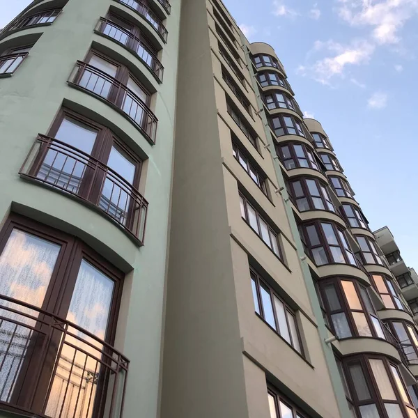 Modernos Edificios Apartamentos Día Soleado Con Cielo Azul Fachada Moderno — Foto de Stock