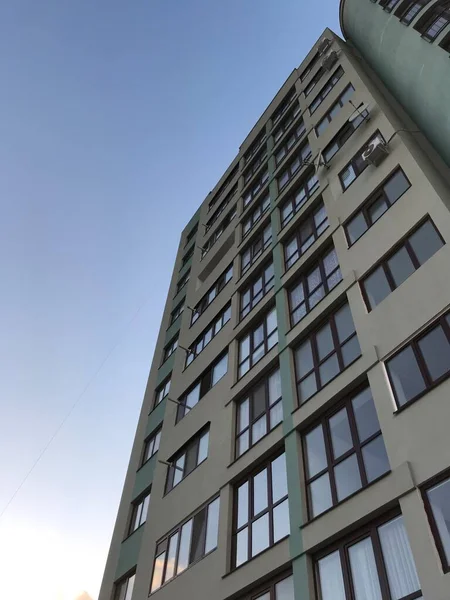 Moderní Činžovní Domy Slunečného Dne Modrou Oblohou Fasáda Moderního Bytového — Stock fotografie