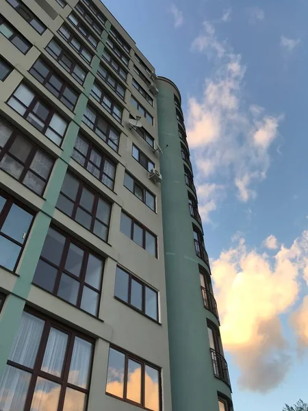 青空と晴れた日にモダンなアパートの建物 近代的なアパートのファサード — ストック写真