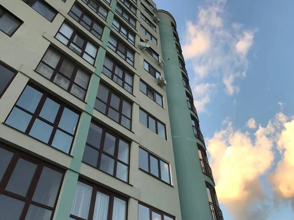 Modernos Edificios Apartamentos Día Soleado Con Cielo Azul Fachada Moderno — Foto de Stock