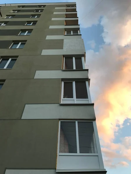 Güneşli Bir Günde Mavi Gökyüzü Olan Modern Apartmanlar Modern Bir — Stok fotoğraf