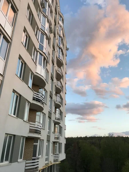 Güneşli Bir Günde Mavi Gökyüzü Olan Modern Apartmanlar Modern Bir — Stok fotoğraf