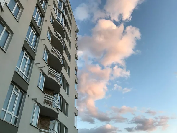Μοντέρνα Πολυκατοικίες Την Ηλιόλουστη Μέρα Γαλάζιο Ουρανό Πρόσοψη Μοντέρνας Πολυκατοικίας — Φωτογραφία Αρχείου