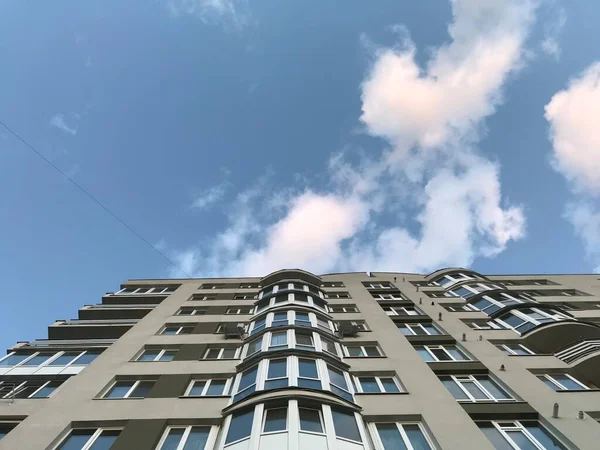 Edifícios Apartamentos Modernos Dia Ensolarado Com Céu Azul Fachada Moderno — Fotografia de Stock