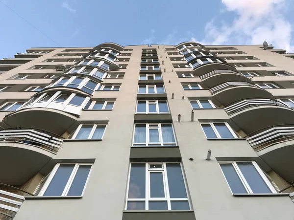 阳光明媚的现代公寓楼 现代化公寓楼的立面 — 图库照片