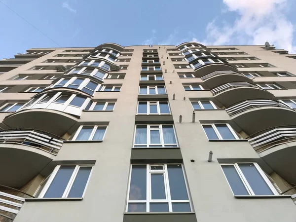 Edifícios Apartamentos Modernos Dia Ensolarado Com Céu Azul Fachada Moderno — Fotografia de Stock