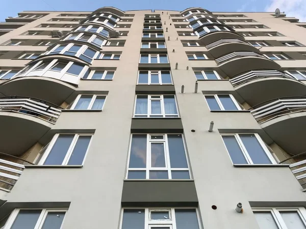 Moderne Mehrfamilienhäuser Sonnigen Tagen Mit Blauem Himmel Fassade Eines Modernen — Stockfoto