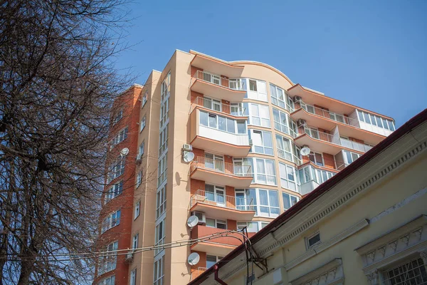 Modernos Edificios Apartamentos Día Soleado Con Cielo Azul Fachada Moderno — Foto de Stock