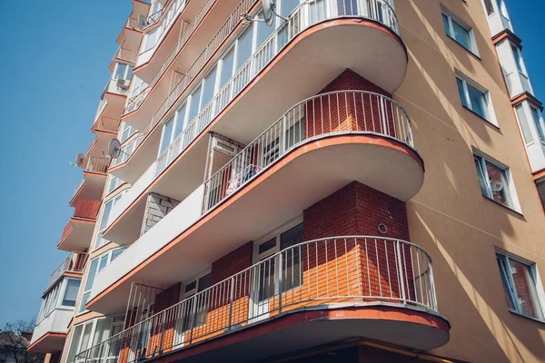 Moderni Condomini Nella Giornata Sole Con Cielo Blu Facciata Moderno — Foto Stock