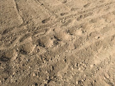 kum üzerinde traktör izleri