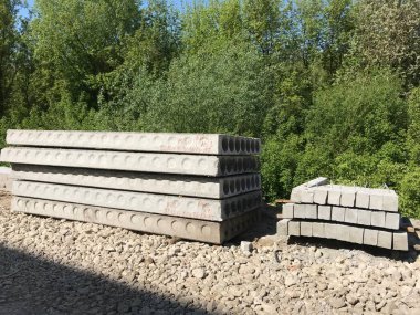 Gündüz inşaat tarafında beton bloklar 