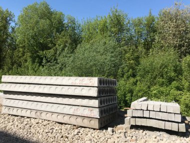 Gündüz inşaat tarafında beton bloklar 