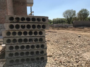 Gündüz inşaat tarafında beton bloklar 