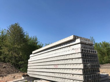 Gündüz inşaat tarafında beton bloklar 