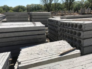 Gündüz inşaat tarafında beton bloklar 