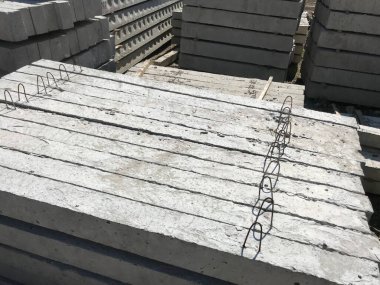 Gündüz inşaat tarafında beton bloklar 