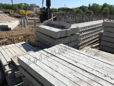 Gündüz inşaat tarafında beton bloklar 