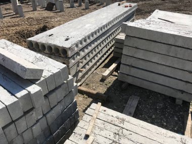 Gündüz inşaat tarafında beton bloklar 