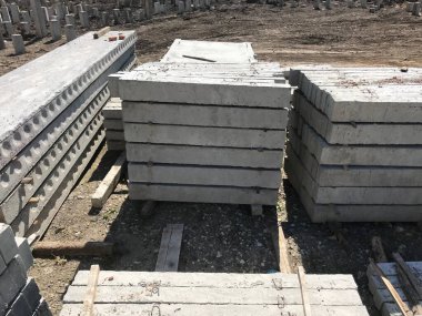 Gündüz inşaat tarafında beton bloklar 