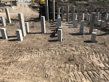 Gündüz inşaat tarafında beton bloklar 