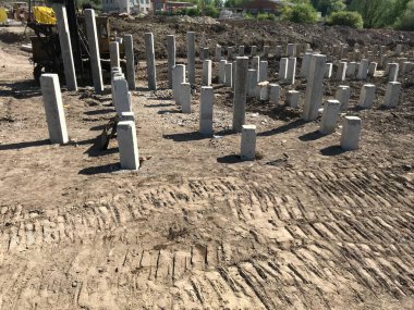 Gündüz inşaat tarafında beton bloklar 