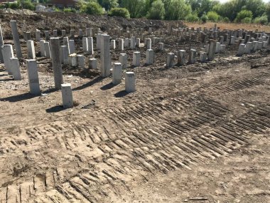 Gündüz inşaat tarafında beton bloklar 