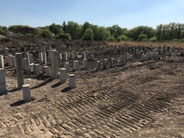 Gündüz inşaat tarafında beton bloklar 