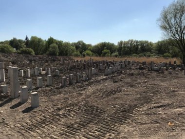 Gündüz inşaat tarafında beton bloklar 