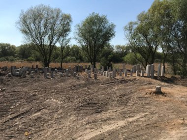 Gündüz inşaat tarafında beton bloklar 