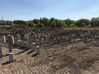 Gündüz inşaat tarafında beton bloklar 