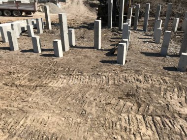 Gündüz inşaat tarafında beton bloklar 