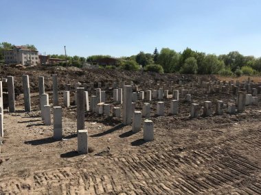 Gündüz inşaat tarafında beton bloklar 