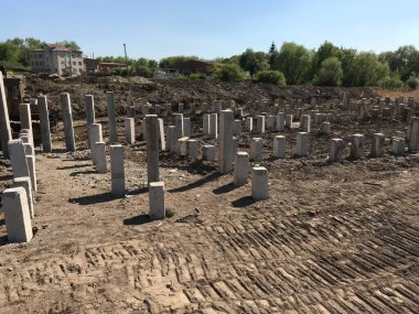 Gündüz inşaat tarafında beton bloklar 