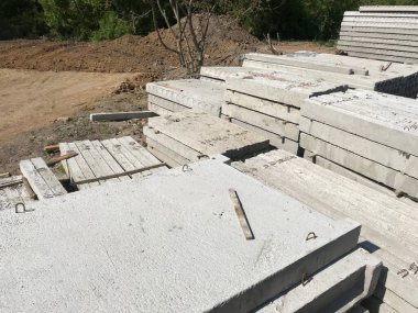 Gündüz inşaat tarafında beton bloklar 