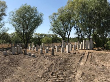 Gündüz inşaat tarafında beton bloklar 