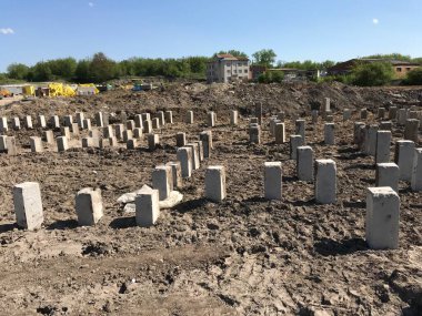 Gündüz inşaat tarafında beton bloklar 