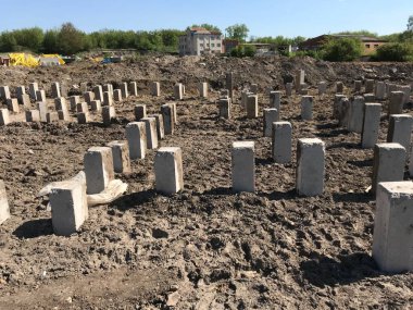 Gündüz inşaat tarafında beton bloklar 