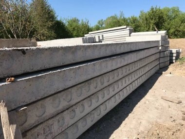 Gündüz inşaat tarafında beton bloklar 
