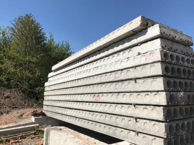 Gündüz inşaat tarafında beton bloklar 