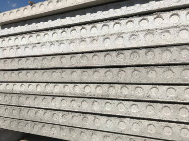 Gündüz inşaat tarafında beton bloklar 