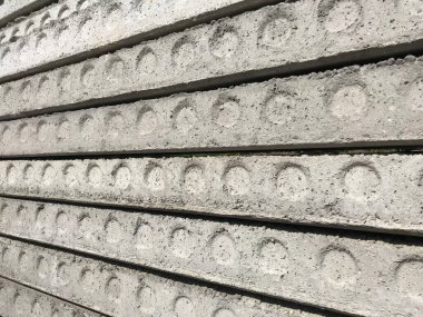 Gündüz inşaat tarafında beton bloklar 