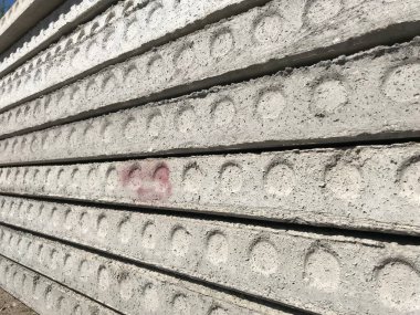 Gündüz inşaat tarafında beton bloklar 