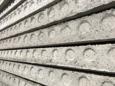 Gündüz inşaat tarafında beton bloklar 