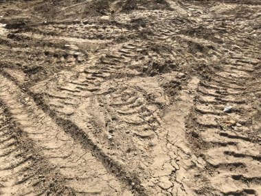 kum üzerinde traktör izleri